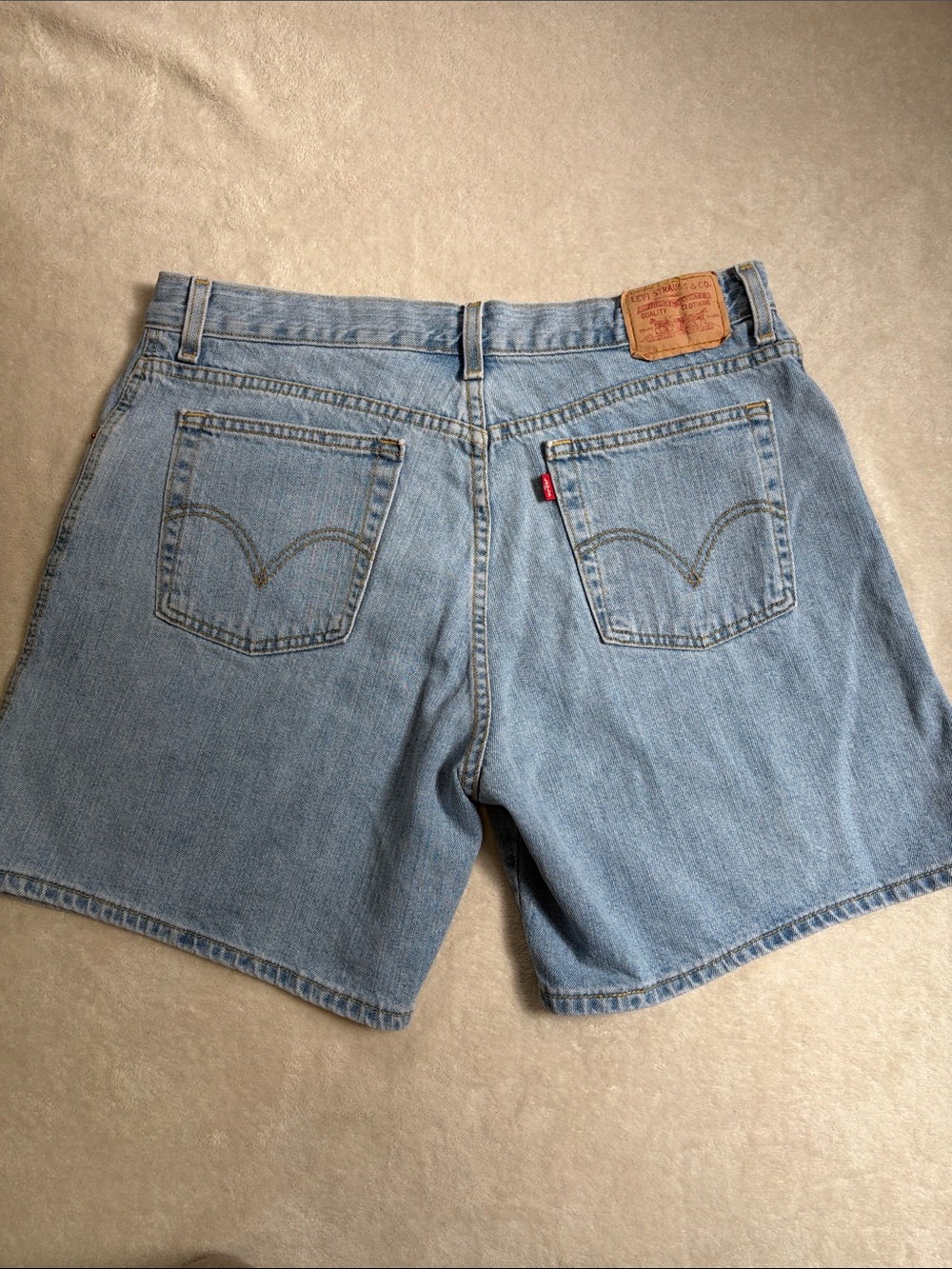 Vintage Levi’s Relaxed Fit 550 High Rise Mid-thigh Denim Shorts